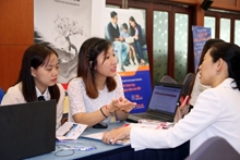Soi ứng viên qua Facebook