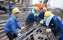 Mẹ hay cha được hưởng chế độ khi con ốm đau