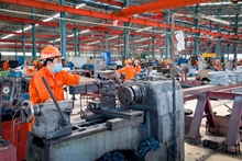 Nhiều ngành thâm dụng lao động khó tuyển người