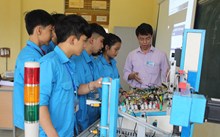 Điều kiện nào để được hưởng chế độ hỗ trợ đào tạo, bồi dưỡng, nâng cao trình độ kỹ năng nghề để duy trì việc làm